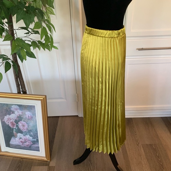 Pleated Yellow green satin  Skirt - Picture 2 of 3